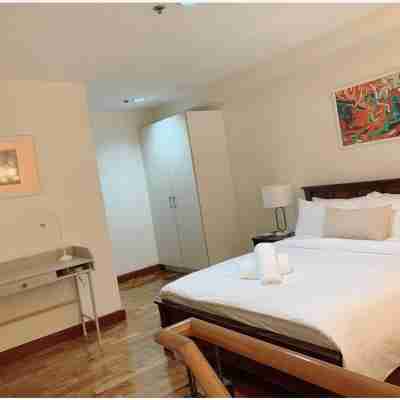Modern Makati Condo for Rent - City Views & Convenience Rooms