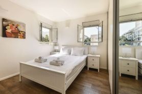 Chic 2BR Apt w Large Windows in Tel Aviv Old North