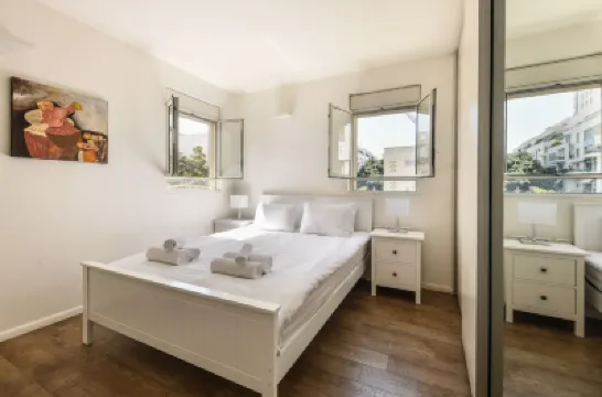 Chic 2BR Apt w Large Windows in Tel Aviv Old North โรงแรมใน