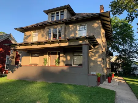 Charming 4 Bed Home 1/2 block from Ludington Park and 1 hour from Pictured Rocks