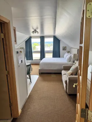 The Little Green Apt. cute, cozy and lots of light. Perfect for 2 or solo