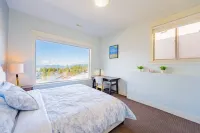 Legal Lakeview 2-bed 2-bath Entire Suite - Bungalows