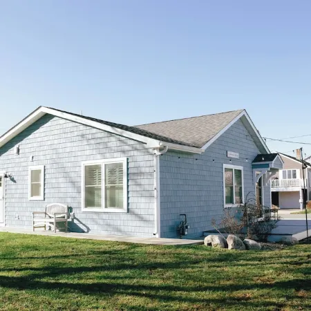 Charming Scarborough Beach, Narragansett 3-bedroom home getaway Отели рядом с достопримечательностью «Маяк Пойнт-Джудит»