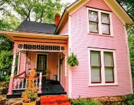 Escape from the Ordinary in a Quirky Eurekan Cottage, WiFi & AC- Sam's Workshop