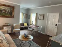 Clean Modern Deco Apt 1 BR 1 Bath Near Everything