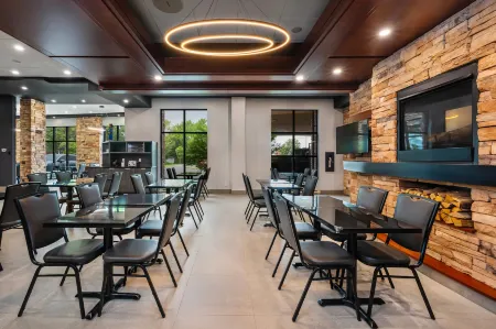 Quality Inn & Suites Отели рядом с достопримечательностью «Парк Солей»