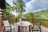 Decks & Mountain Views: Waynesville Getaway! - parking