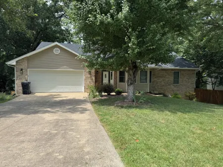 Spacious 4-bedroom house in vibrant Columbia close to the MKT trail with WiFi/AC Отели рядом с достопримечательностью «Шелтер Гарденс»