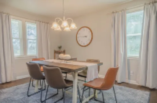 迷人的寬敞帶遊戲室的家