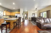 New Listing! Cozy Bear Hollow Home(Sleep 10)  w/Private Hot Tub & Mountain View. Hotels in Snyderville