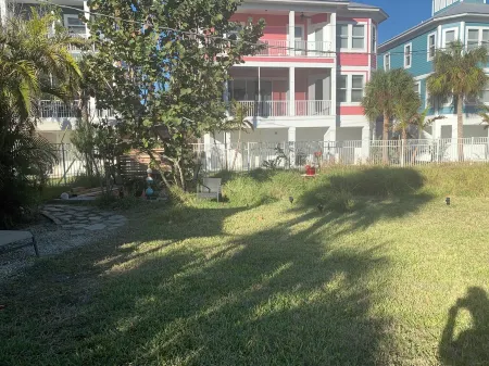 Studio Cottage/Short Walk to Beach Отели рядом с достопримечательностью «Pink Shell Beach Resort & Marina»