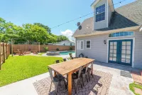 2-Story cottage w pool+bonfire Hotels in Chalmette