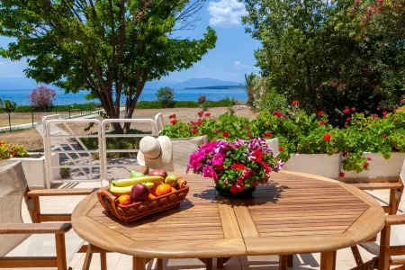 Cottage with garden and sea view Отели в г. Асина