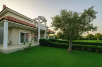 4-bedroom luxury familly villa with pool