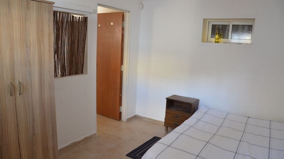 Cozy 1-bedroom apartment with a beautiful garden in Be'er Sheva with WiFi, AC