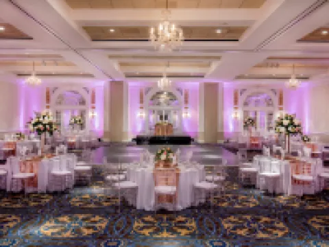 โรงแรมโรโนค แอนด์ คอนเฟอเรนซ์เซ็นเตอร์ คิวริโอ คอลเลกชั่น บาย ฮิลตัน โรงแรมในโรอาโนค