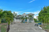 Breathtaking Villa with ocean views, hot tub, BBQ, and steps from the beach Hotels in Boscobel