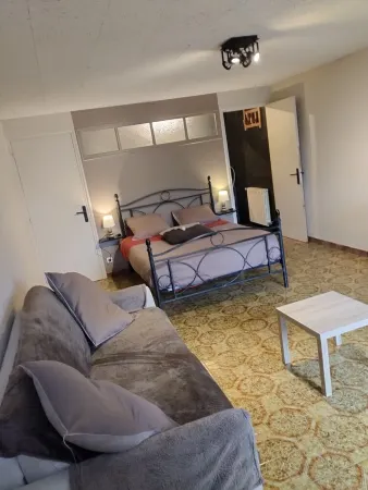 Studio de La bastide d'Aubusson La campagne a la ville Отели в г. Крёз