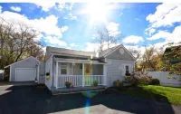 Relaxed South End Rockland Bungalow, 5 minute walk from downtown Hotels in Rockland