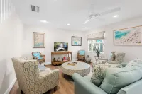 4-bedroom, 3.5 bath house w/Pool, AC, WiFi in Siesta Key; 1 mile from Village