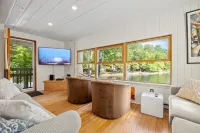 3-Story Lake Front Views! Dock, Hotspring Spa, Outdoor Dining, Watch Our Video! - Homestays