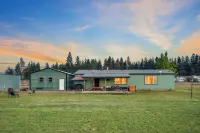 Lakeside King Suite: Luxurious and Cozy with Stunning Golden Hour Views.