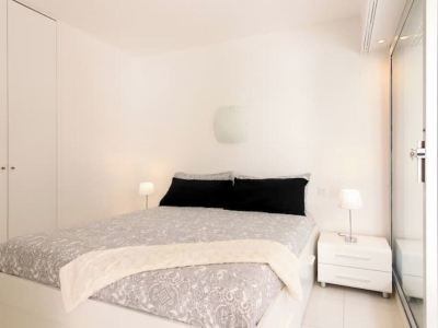 Seafront apartment with rooftop pool