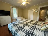 4-bedroom house in peaceful Valdosta 4 queen beds, 3 sofa beds w/ full amenities