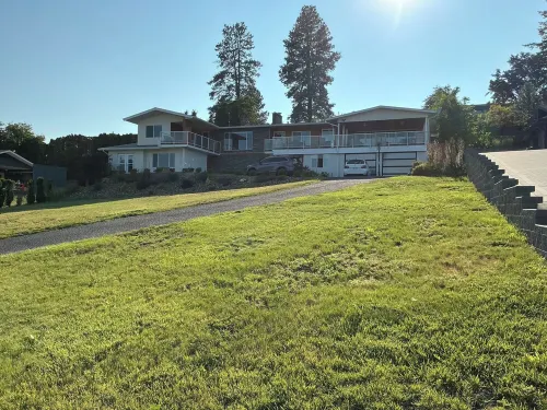 THE LAKEVIEW LOOKOUT, 1 Bedroom - Sleeps 2- walking distance to Lake & Wineries.