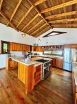 Kathathu del Mar: oceanfront 2 bedroom house with AC, WiFi, hot tub and pool.