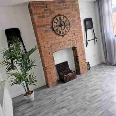 Less than 1 mile from City centre and racecourse. Pet friendly. Others