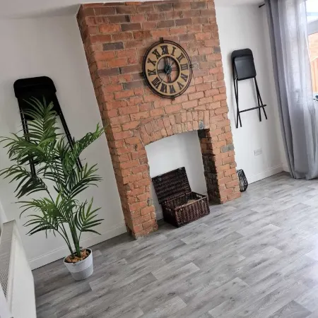 Less than 1 mile from City centre and racecourse. Pet friendly.