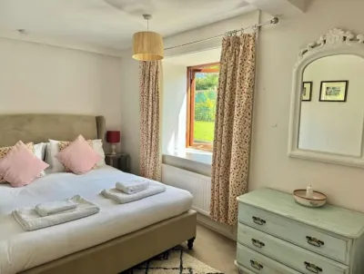 Manor Farm Annex with enclosed, private Garden Hotel in zona Cam & Dursley