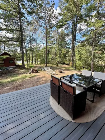 Pine Cabin on Gilmore Lake