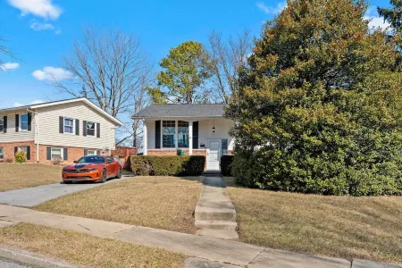 Easy Self Check-in 4BR Escape • Prime Walkable Location • Dining & Shops Nearby