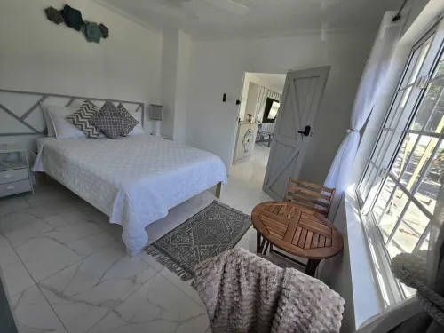 Treasure Beach Inn and Bar Room #1: Driftwood Queen - Wifi
