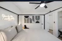 Cozy Mid Century Home 15 min from the beach