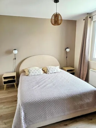 Charming renovated T2 ~ air conditioning ~ WiFi ~ view ~ streetcar at foot