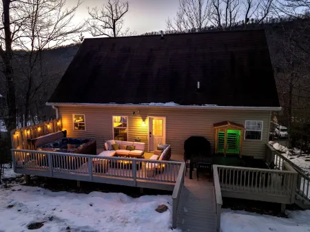 Massanutten Escape: Pool pass, Hot Tub, Sauna, Movie Theater, Game Rm, Fire pit