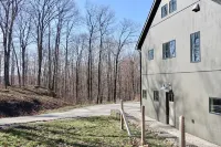 Art Studio House in Private Mountaintop Nature Preserve Hotels in Hillsdale