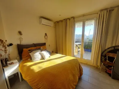 Beautiful, quiet, bright artist's apartment.  South-facing terrace, air conditioning. Hotels in 4th arrondissement of Marseille