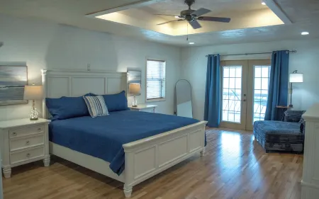 Lodge in the Missouri Hills ~ stocked pond ~ secluded retreat! SLEEPS 10!