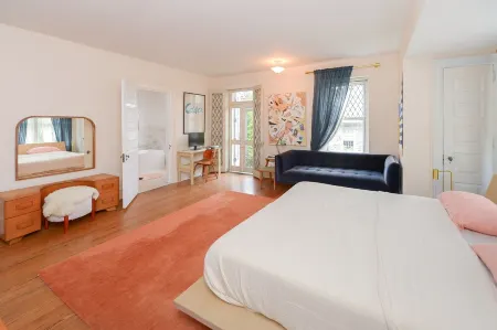 Tudor Mansion With Outdoor Oasis and Swimming Pool Отели рядом с достопримечательностью «Моррис Арборетум & Гарденс оф Юниверсити оф Пенсильвания»