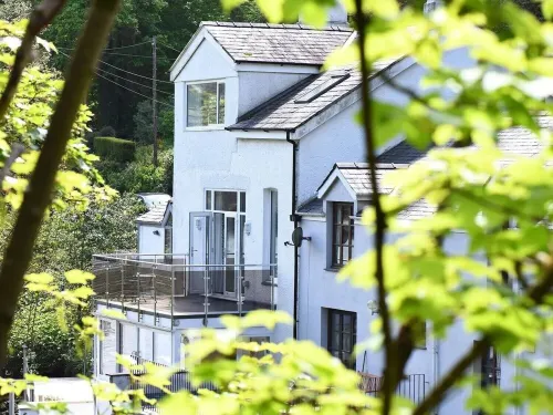 Waterside - Luxury Menai Bridge Holiday Cottage - Walk to restaurants and bars Hotels in Menai Bridge