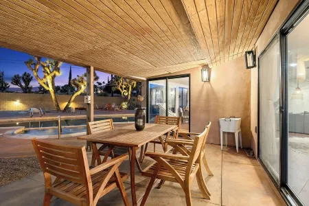 Pool - Hot tub - Fire Pit - Games - Sunkissed Casa Отели рядом с достопримечательностью «Crazy Horse Ranch»