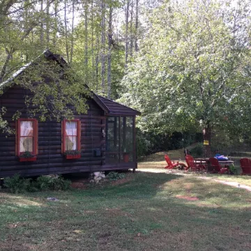 Romantic cabin on horse farm just 6 miles away from historic downtown Dahlonega,