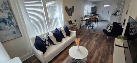 Cozy 2 Bedroom, Near NYC, Easy Parking Отели рядом с достопримечательностью «Антермайер Гарденс Консерванси»