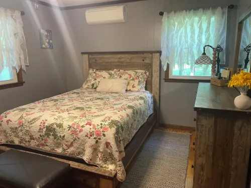 Quaint 2-bedroom House on Lily Pond w/Access to Lake St Catherine. Heat/AC/Wifi Hotel a Poultney