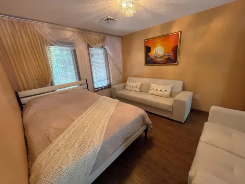 Luxury Poconos retreat with hot tub, sauna, fire pit & patio Hotels in Middle Smithfield Township