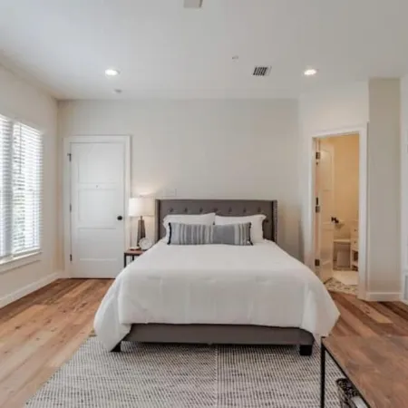 Fantastic studio in Leinkauf Historic District!